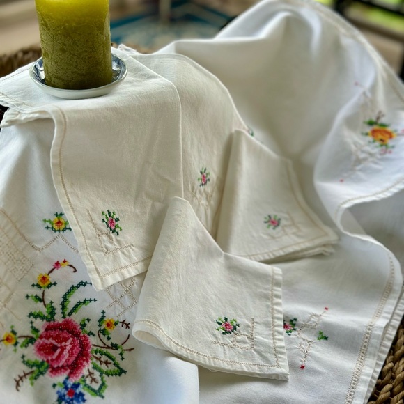 Embroidered Floral 31x31 Tablecloth and 10”Napkins - Picture 1 of 14
